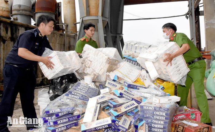 Thuốc lá nhập lậu được đưa vào khu vực tiêu hủy tại Nhà máy xử lý rác Rạch Giá, phường Vĩnh Thông.