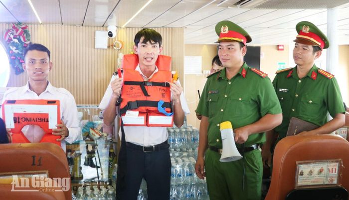 Tuyên truyền, hướng dẫn người dân mặc áo phao đúng quy định.