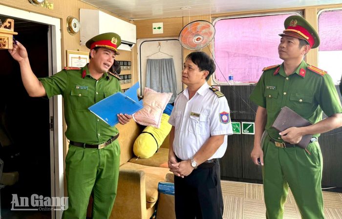 Hướng dẫn thuyền trưởng, thuyền viên đốt nhang thờ cúng theo quy định về phòng, chống cháy, nổ xảy ra.
