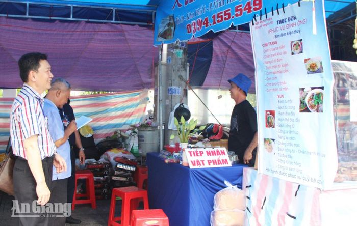 Kiểm tra tại các bếp cơm khu vực Đình Nguyễn Trung Trực năm 2025.