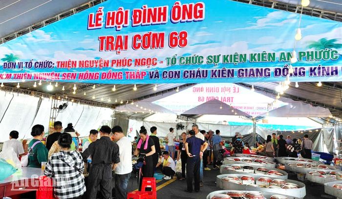 Các bếp ăn phục vụ đông đảo người dân, du khách tại lễ hội.