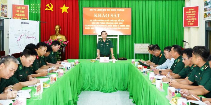 Thiếu tướng Trần Ngọc Hữu phát biểu kết luận buổi làm việc.