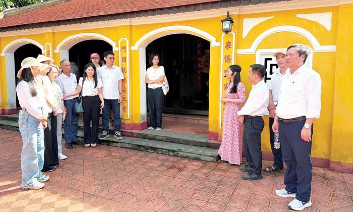 Các đại biểu tham quan không gian Nhà lưu niệm cụ Huỳnh Thúc Kháng tại xã Thạnh Bình, thành phố Đà Nẵng.