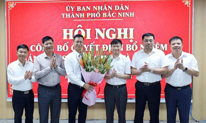  Tập thể lãnh đạo Sở Khoa học và Công nghệ chúc mừng đồng chí Thân Trung Kiên. 