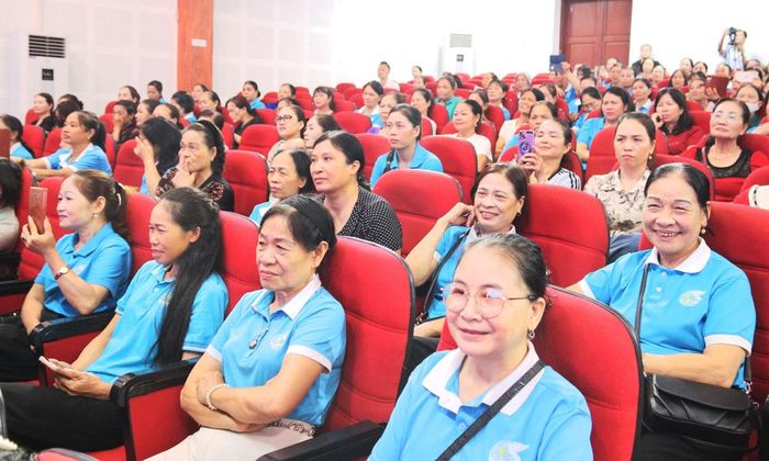  Đông đảo cán bộ, hội viên phụ nữ tham gia chương trình. 