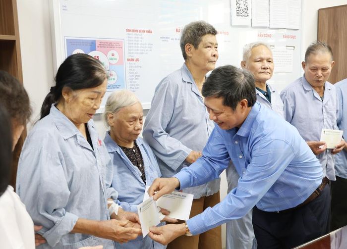 Lãnh đạo Hội Người cao tuổi thành phố tặng quà cho bệnh nhân cao tuổi tại Bệnh viện Đa khoa Bắc Ninh số 1.