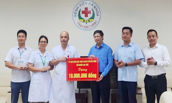 Đoàn công tác trao biểu trưng kinh phí thăm hỏi bệnh nhân cao tuổi cho lãnh đạo Bệnh viện Đa khoa Bắc Ninh số 2.