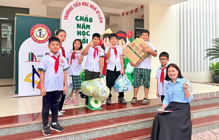  Cô và trò Trường Tiểu học Ngô Sĩ Liên thực hiện chương trình "Kế hoạch nhỏ".  