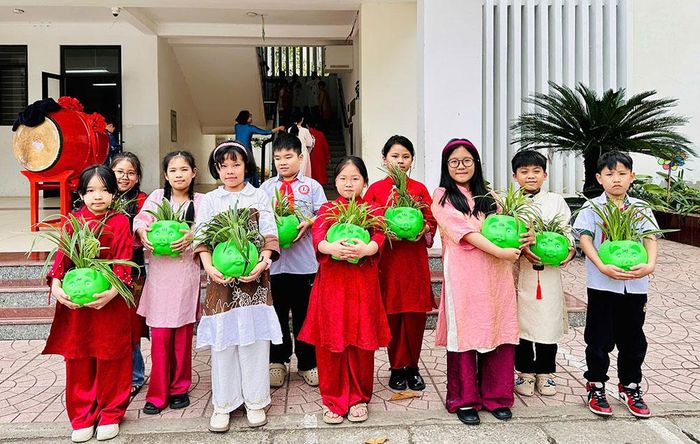 Học sinh Trường Tiểu học Ngô Sĩ Liên tái sử dụng lợn nhựa để trồng cây góp phần bảo vệ môi trường.  