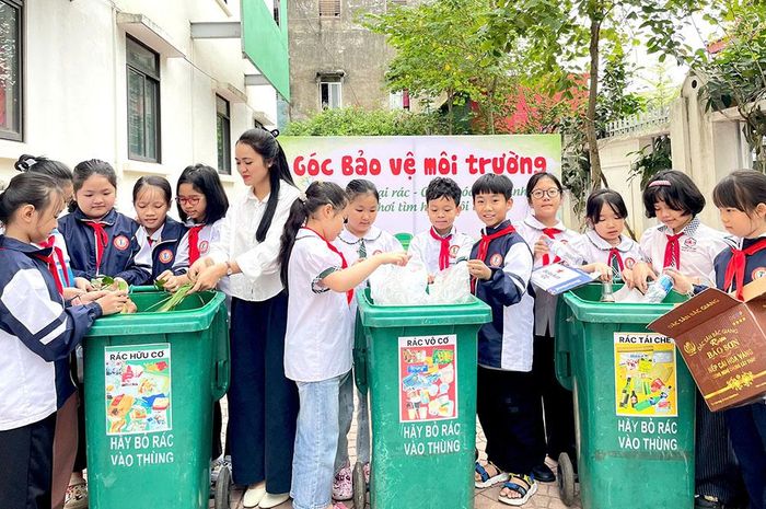  Học sinh, giáo viên Trường Tiểu học Ngô Sĩ Liên, thành phố Bắc Ninh thực hiện phân loại rác thải. 