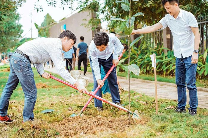  Ban Giám đốc, người lao động của Tổng Công ty May Bắc Giang LGG tổ chức trồng cây hằng năm. 