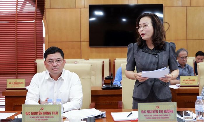 Phó Bí thư Thường trực Thành ủy Nguyễn Thị Hương làm rõ một số nội dung liên quan.