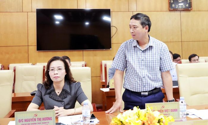 Chủ tịch HĐND thành phố Nguyễn Việt Oanh phát biểu tại Hội nghị.