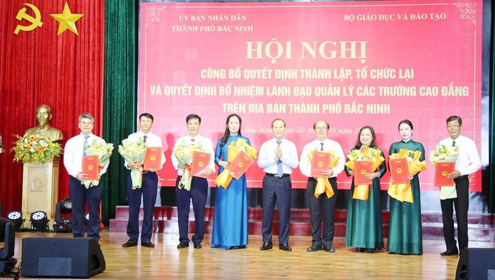  Đồng chí Mai Sơn trao quyết định của Chủ tịch UBND thành phố về việc bổ nhiệm lãnh đạo quản lý cho cán bộ Trường Cao đẳng công nghệ Việt - Hàn Bắc Giang. 