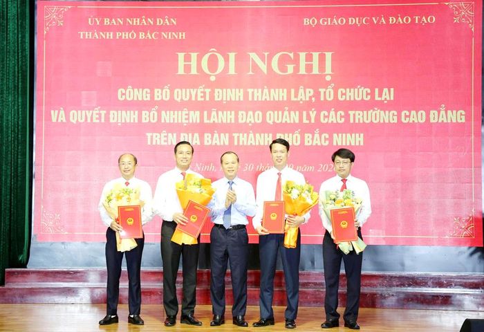  Đồng chí Mai Sơn trao quyết định của Chủ tịch UBND thành phố về việc bổ nhiệm lãnh đạo quản lý cho cán bộ Trường Cao đẳng Công nghiệp Bắc Ninh. 