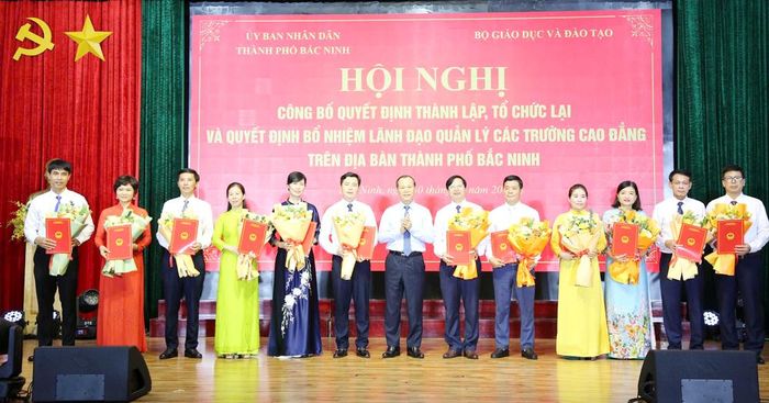  Đồng chí Mai Sơn trao quyết định của Chủ tịch UBND thành phố về việc bổ nhiệm lãnh đạo quản lý cho cán bộ Trường Cao đẳng Bắc Ninh. 