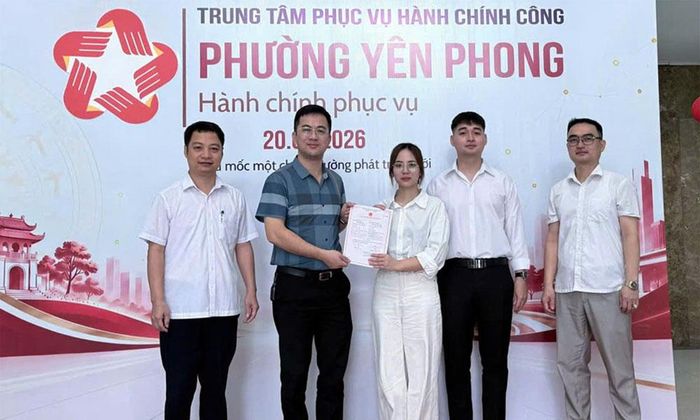  Lãnh đạo UBND phường Yên Phong trao giấy chứng nhận đăng ký kết hôn cho công dân. 
