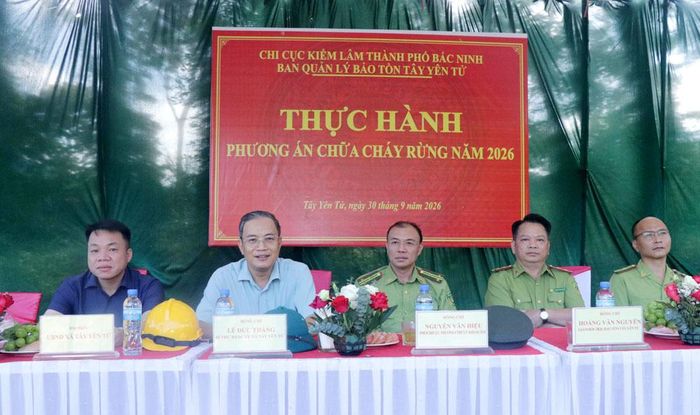  Lãnh đạo cơ quan chức năng, chính quyền địa phương tham dự buổi thực hành chữa cháy rừng. 
