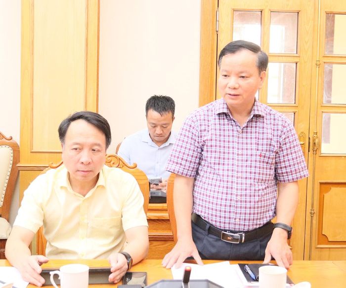 Đại diện Trường Đại học Bách Khoa Hà Nội trình bày một số nội dung tại buổi làm việc.
