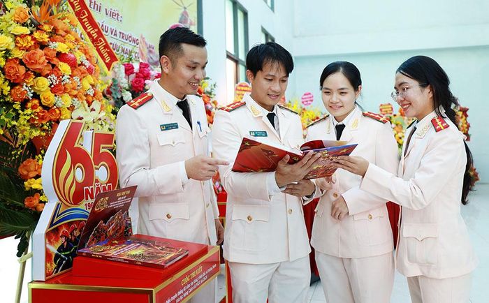  Thế hệ trẻ Phòng Cảnh sát phòng cháy, chữa cháy và cứu nạn, cứu hộ (Công an thành phố Bắc Ninh) ôn lại truyền thống. 