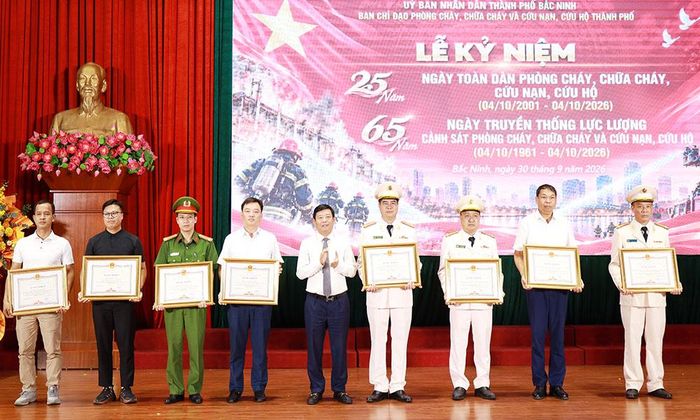  Đồng chí Ngô Tân Phượng trao Bằng khen của Chủ tịch UBND thành phố cho các tập thể, cá nhân có thành tích xuất sắc trong công tác phòng cháy, chữa cháy và cứu nạn, cứu hộ. 