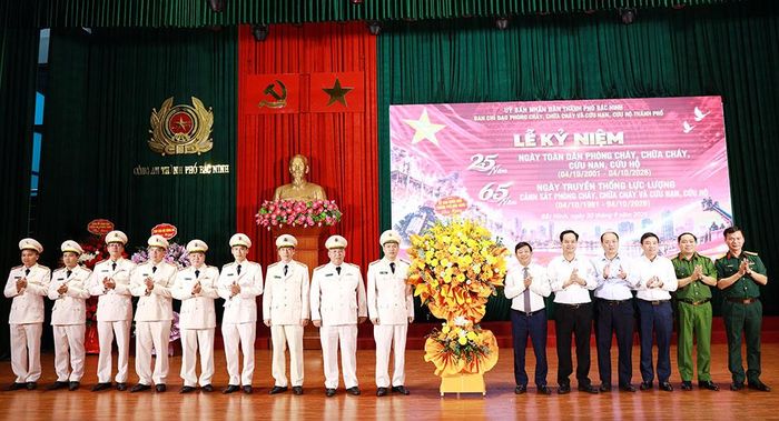 Đồng chí Ngô Tân Phượng cùng lãnh đạo các sở, ngành tặng hoa chúc mừng lực lượng Cảnh sát phòng cháy, chữa cháy và cứu nạn, cứu hộ. 