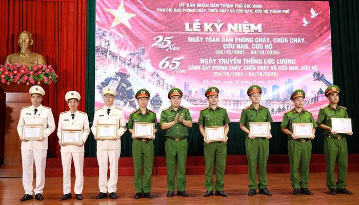  Đại tá Trần Thế Cường, Phó Giám đốc Công an thành phố Bắc Ninh trao Giấy khen của Giám đốc Công an thành phố cho các tập thể, cá nhân có thành tích xuất sắc trong công tác phòng cháy, chữa cháy và cứu nạn, cứu hộ. 