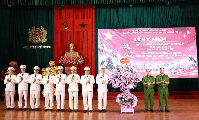  Thiếu tướng Nguyễn Đình Hoàn, Phó Cục trưởng Cục Cảnh sát phòng cháy, chữa cháy và cứu nạn, cứu hộ (Bộ Công an) tặng hoa chúc mừng lực lượng Cảnh sát phòng cháy, chữa cháy và cứu nạn, cứu hộ (Công an thành phố Bắc Ninh). 