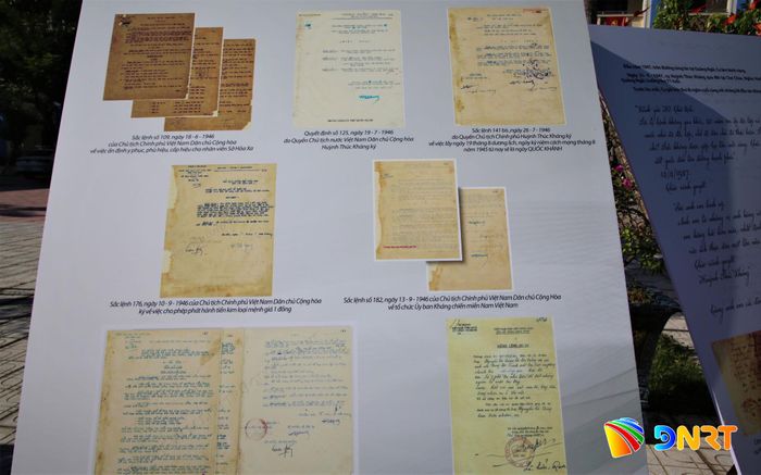 Rất nhiều hình ảnh, tư liệu lịch sử giá trị được giới thiệu đến học sinh và giáo viên Trường THCS Tam Kỳ. Ảnh: ALĂNG NGƯỚC