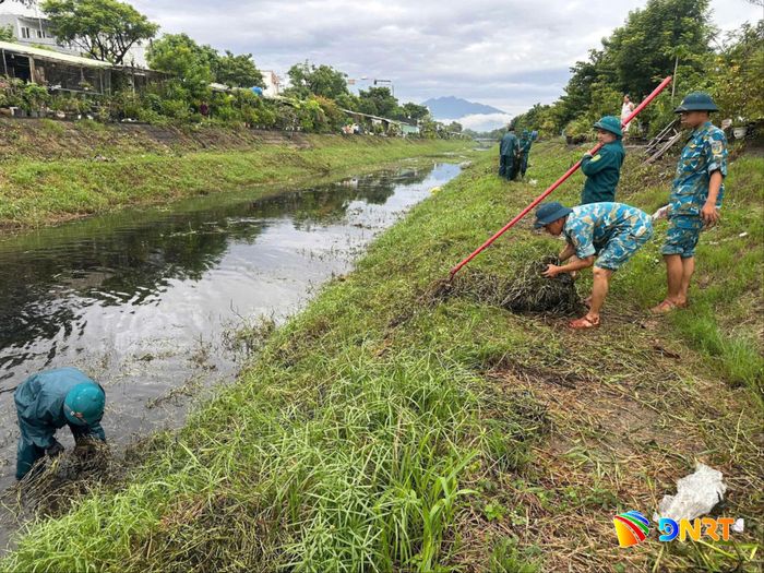 Lực lượng chức năng phường An Khê khơi thông kênh hở Phần Lăng. Ảnh: NGỌC QUỐC