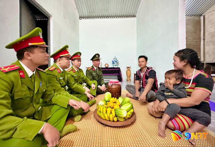 Cán bộ, chiến sĩ Công an xã Avương chia vui cùng người dân thôn Atêếp trong ngày khánh thành ngôi nhà mới vào cuối năm 2025. Ảnh: ĐĂNG NGUYÊN