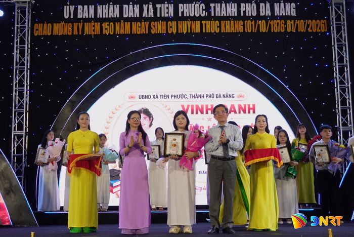 Phó Chủ tịch UBND thành phố Trần Nam Hưng trao thưởng các cá nhân tại lễ trao Giải thưởng Huỳnh Thúc Kháng lần thứ I, năm 2026, do UBND xã Tiên Phước tổ chức nhân dịp kỷ niệm 150 năm Ngày sinh cụ Huỳnh Thúc Kháng (1/10/1876 - 1/10/2026). Ảnh: N.HƯNG