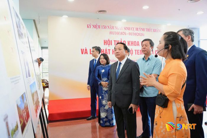 Trưởng ban Tuyên giáo Trung ương Trịnh Văn Quyết (thứ 3, từ trái sang) cùng các đại biểu tham quan không gian trưng bày tại hội thảo. Ảnh: HUY - CÔNG