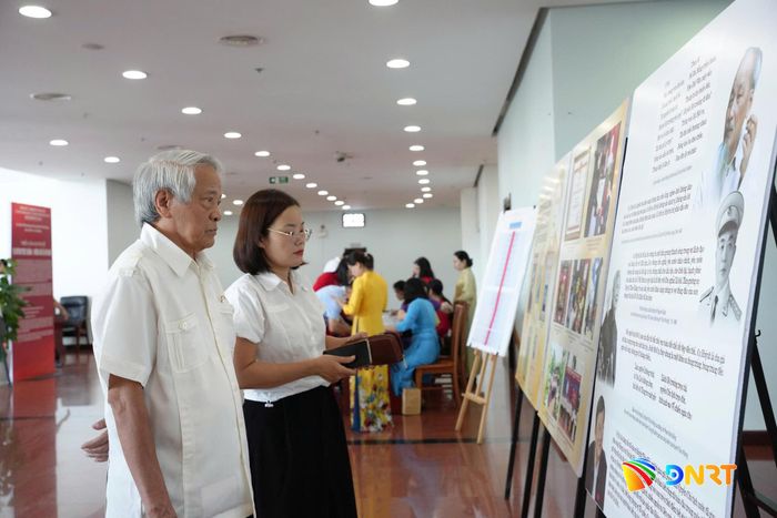 Các đại biểu tham quan khu trưng bày tư liệu, hình ảnh về cụ Huỳnh Thúc Kháng. Ảnh: HUY - CÔNG