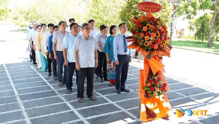 Đoàn đại biểu dâng hoa, dâng hương tưởng niệm Chủ tịch Hội đồng Nhà nước Võ Chí Công nhân lễ trao giải thưởng. Ảnh: ÁI LY
