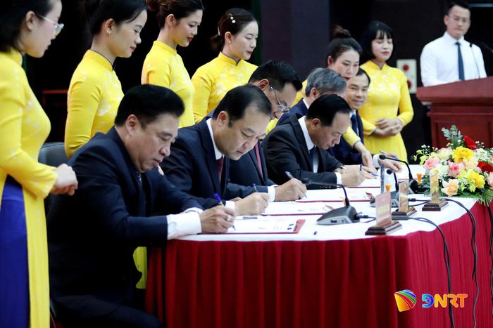 Các đại biểu lãnh đạo dự hội thảo ký phát hành bộ tem. Ảnh: T.HUY - T.CÔNG