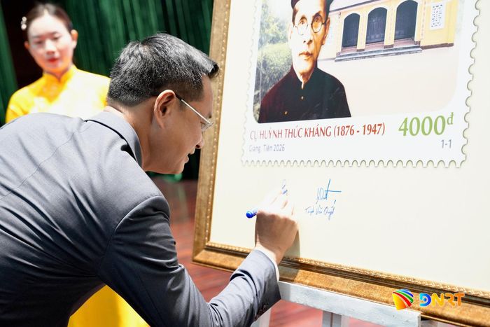 Bí thư Thành ủy Lê Ngọc Quang ký vào tranh tem. Ảnh: T.HUY - T.CÔNG