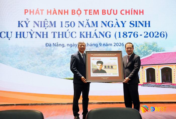 Phó Chủ tịch UBND thành phố Hồ Quang Bửu (bên trái) tiếp nhận bức tranh tem do Thứ trưởng Bộ Khoa học và Công nghệ Phạm Đức Long trao tặng UBND thành phố Đà Nẵng. Ảnh: T.HUY - T.CÔNG
