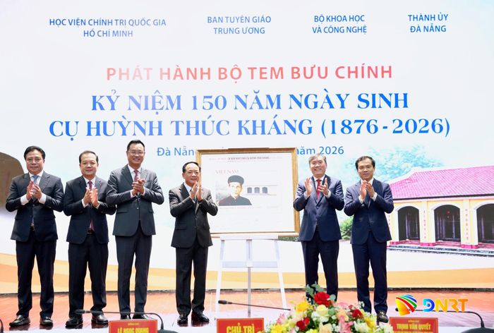 Các đại biểu chụp ảnh lưu niệm với tranh tem kỷ niệm 150 năm ngày sinh cụ Huỳnh Thúc Kháng. Ảnh: T.HUY - T.CÔNG