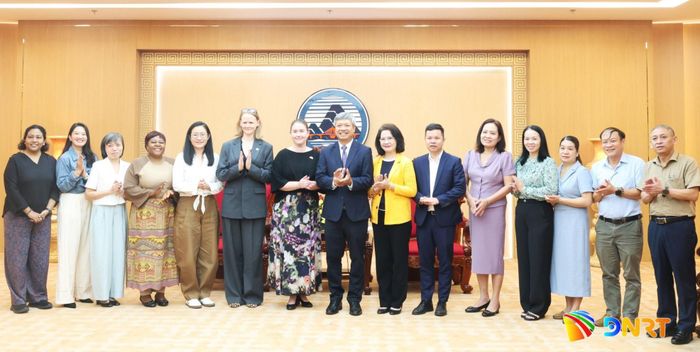 Đoàn công tác chụp ảnh cùng lãnh đạo thành phố. Ảnh: NGỌC HÀ