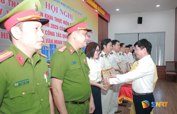 Chủ tịch UBND phường Hải Châu Nguyễn Văn Duy trao giấy khen cho các cá nhân xuất sắc. Ảnh: ĐẮC MẠNH