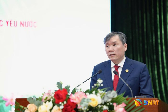 Chủ tịch Viện Hàn lâm Khoa học xã hội Việt Nam Lê Văn Lợi trình bày báo cáo đề dẫn. Ảnh: CÔNG - HUY