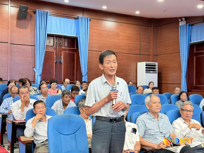 Người dân phát biểu ý kiến tại hội nghị. Ảnh: DIỄM HƯƠNG - ĐÌNH HIỀN