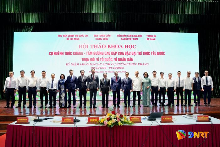 Các đại biểu chụp hình lưu niệm tại hội thảo. Ảnh: T.HUY - T.CÔNG
