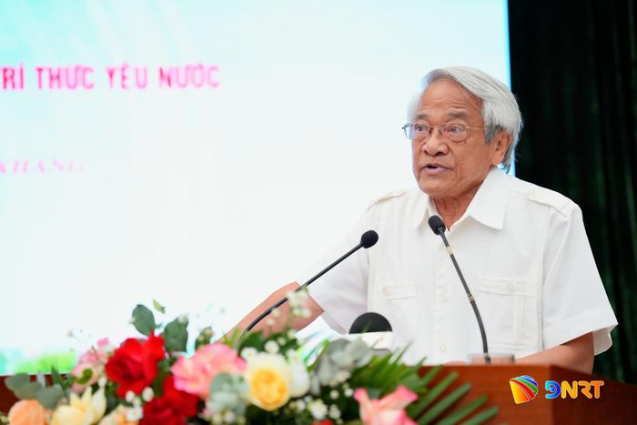 PGS.TS. Bùi Đình Phong (Học viện Chính trị quốc gia Hồ Chí Minh) phát biểu tham luận tại hội thảo. Ảnh: T.HUY - T.CÔNG