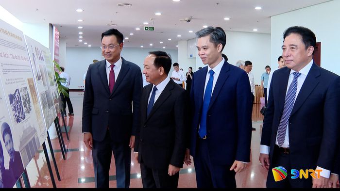 Các đại biểu tham quan không gian trưng bày tại hội thảo. Ảnh: T.HUY- T.CÔNG