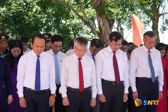Các đại biểu dành phút tưởng niệm, tri ân những công lao, đóng góp to lớn của cụ Huỳnh Thúc Kháng cho sự nghiệp cách mạng của Đảng và dân tộc. Ảnh: HỒ QUÂN