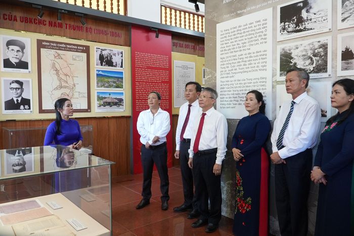 Các đại biểu tham quan nhà lưu niệm trong di tích Trụ sở Ủy ban Kháng chiến - Hành chính Nam Trung Bộ. Ảnh: HỒ QUÂN