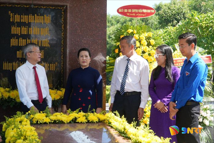 Đoàn đại biểu tìm hiểu về di tích mộ cụ Huỳnh Thúc Kháng. Ảnh: HỒ QUÂN
