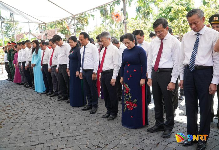 Các đại biểu dành phút mặc niệm tưởng nhớ các anh hùng liệt sĩ tại di tích Trụ sở Ủy ban Kháng chiến - Hành chính Nam Trung Bộ. Ảnh: HỒ QUÂN